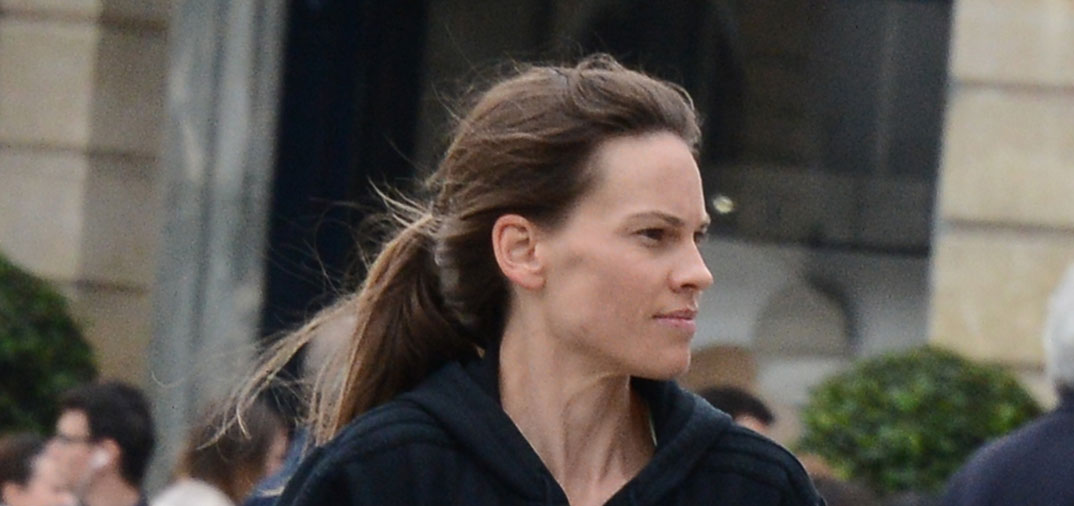 Hilary Swank  en patinete