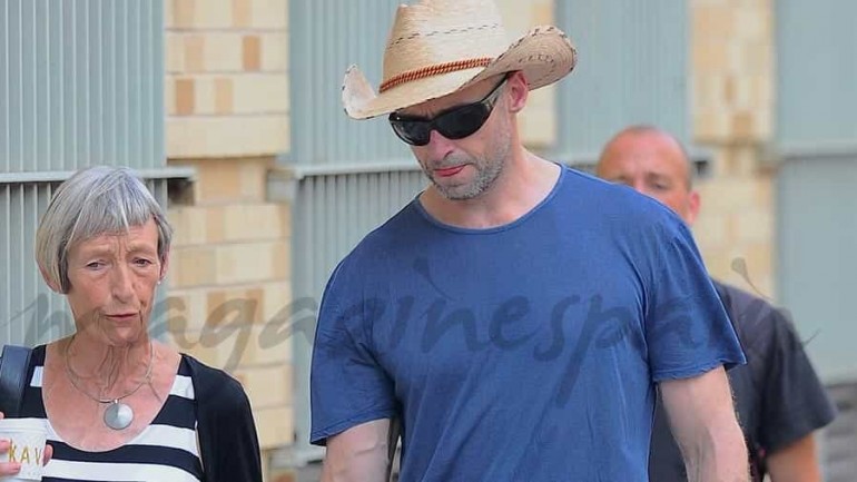 Hugh Jackman de paseo con su madre, que le abandonó cuando tenía 8 años