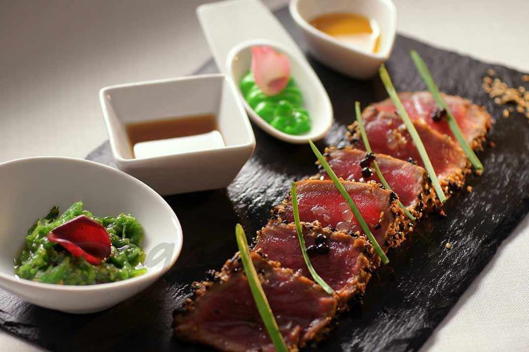 tataki de atún rojo con cuatro acompañantes