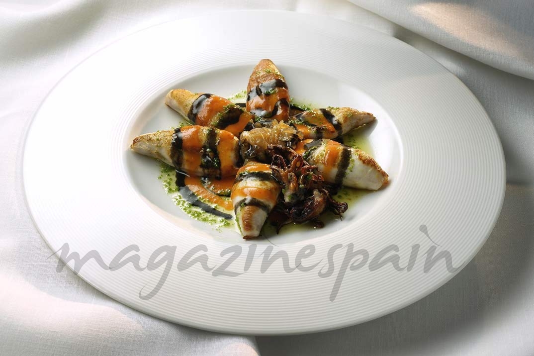 chipirones de anzuelo a la plancha con cebolla caramelizada