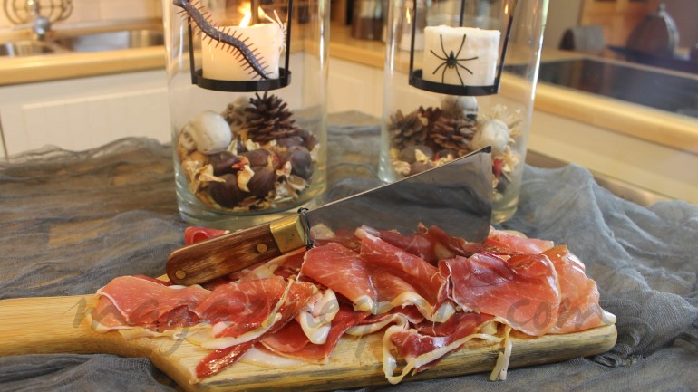 Ya tenemos bruja para Halloween. Y cocina muy bien.