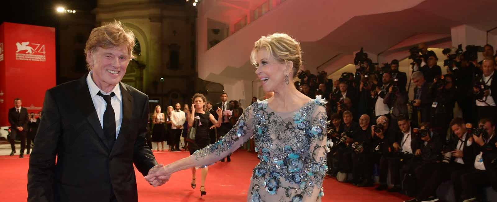 Robert Redford y Jane Fonda recibieron el León de Oro honorífico y presentaron su última película juntos "Nosotros en la noche".