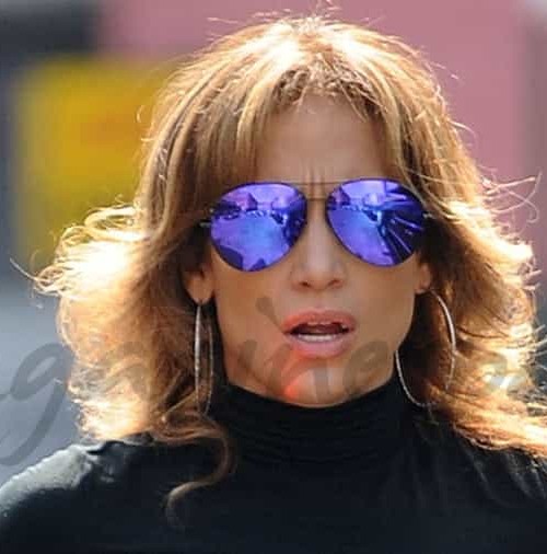 Jennifer López con look «total black»