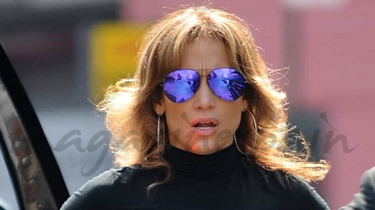 Jennifer López con look «total black»