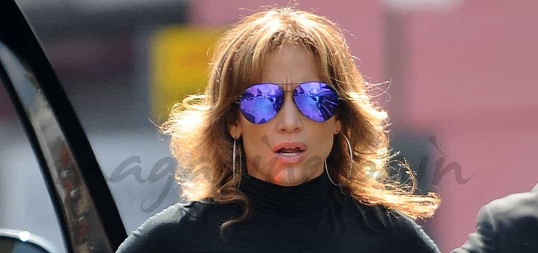 Jennifer López con look «total black»
