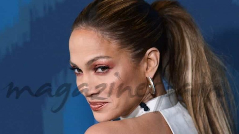 Jennifer López cambia el escote V por el cuello halter