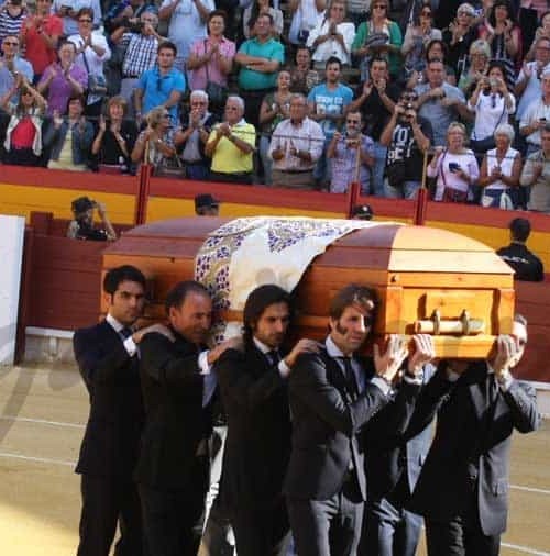 El torero José María Manzanares despedido a los gritos de «torero, torero»