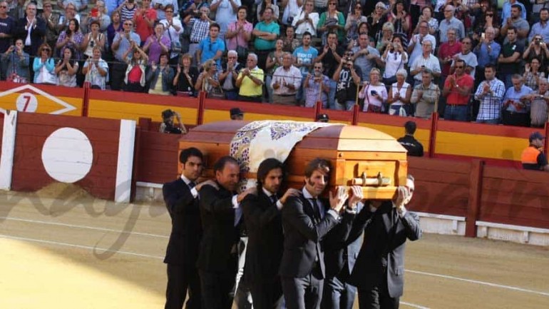 El torero José María Manzanares despedido a los gritos de «torero, torero»