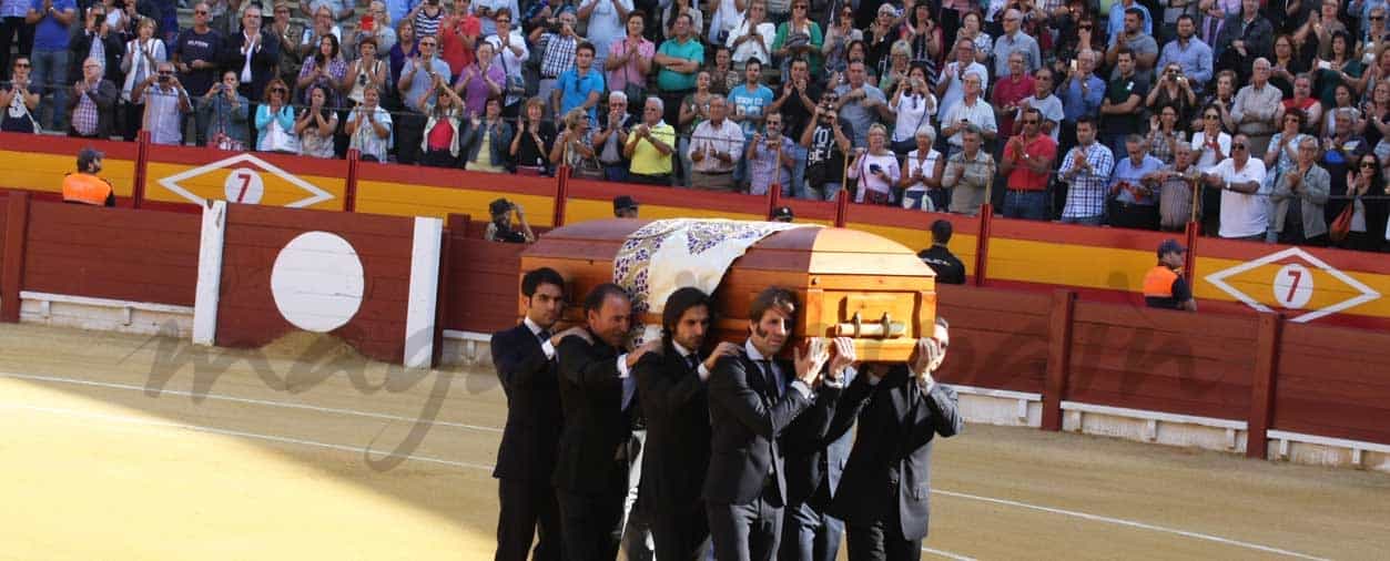 El torero José María Manzanares despedido a los gritos de «torero, torero»