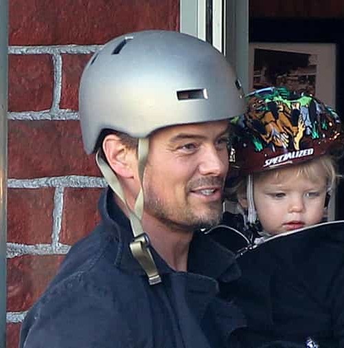 Josh Duhamel divertido paseo en bici