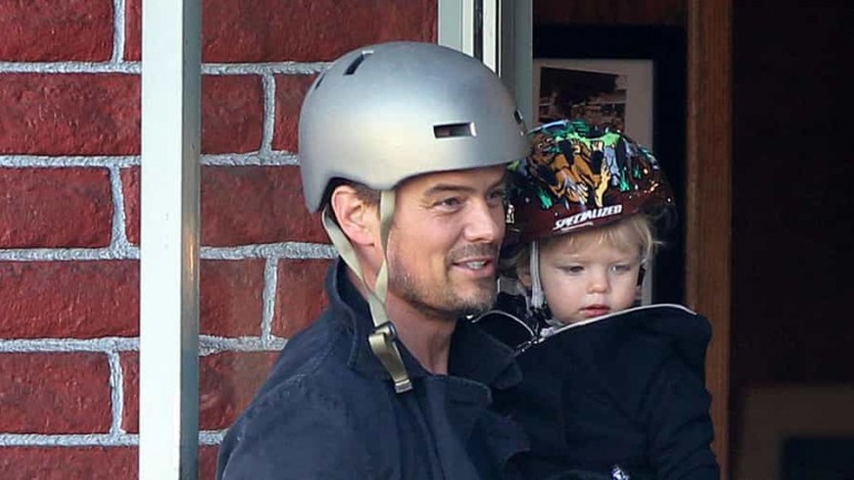 Josh Duhamel divertido paseo en bici