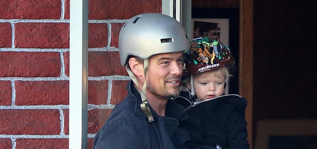 Josh Duhamel divertido paseo en bici