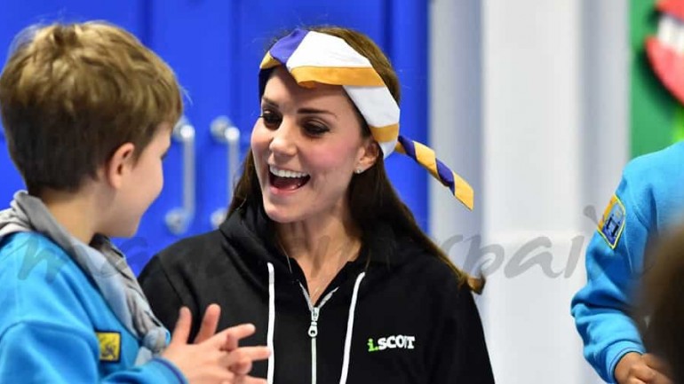Kate Middleton se divierte con los scouts