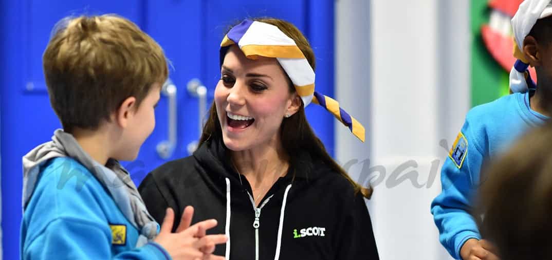 Kate Middleton se divierte con los scouts