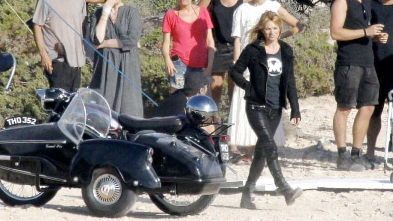Kate Moss, sexy motera en las playas de Ibiza