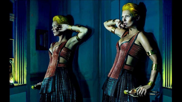 Kate Moss princesa guerrera de melena rubia ultraoxigenada