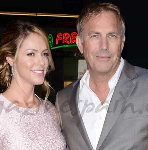 Kevin Costner y su esposa Christine Baumgartner, juntos en el estreno de su última película