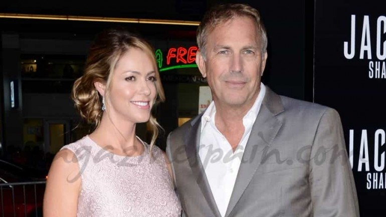 Kevin Costner y su esposa Christine Baumgartner, juntos en el estreno de su última película