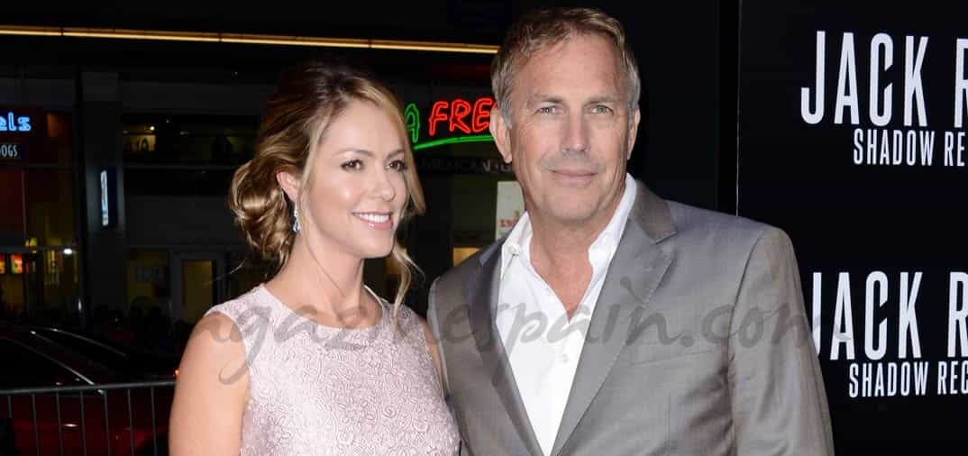 Kevin Costner y su esposa Christine Baumgartner, juntos en el estreno de su última película