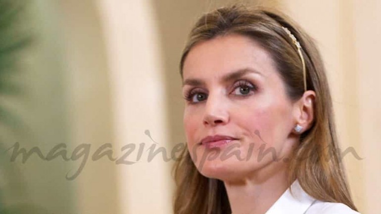 La princesa Letizia sorprende con una diadema de niña