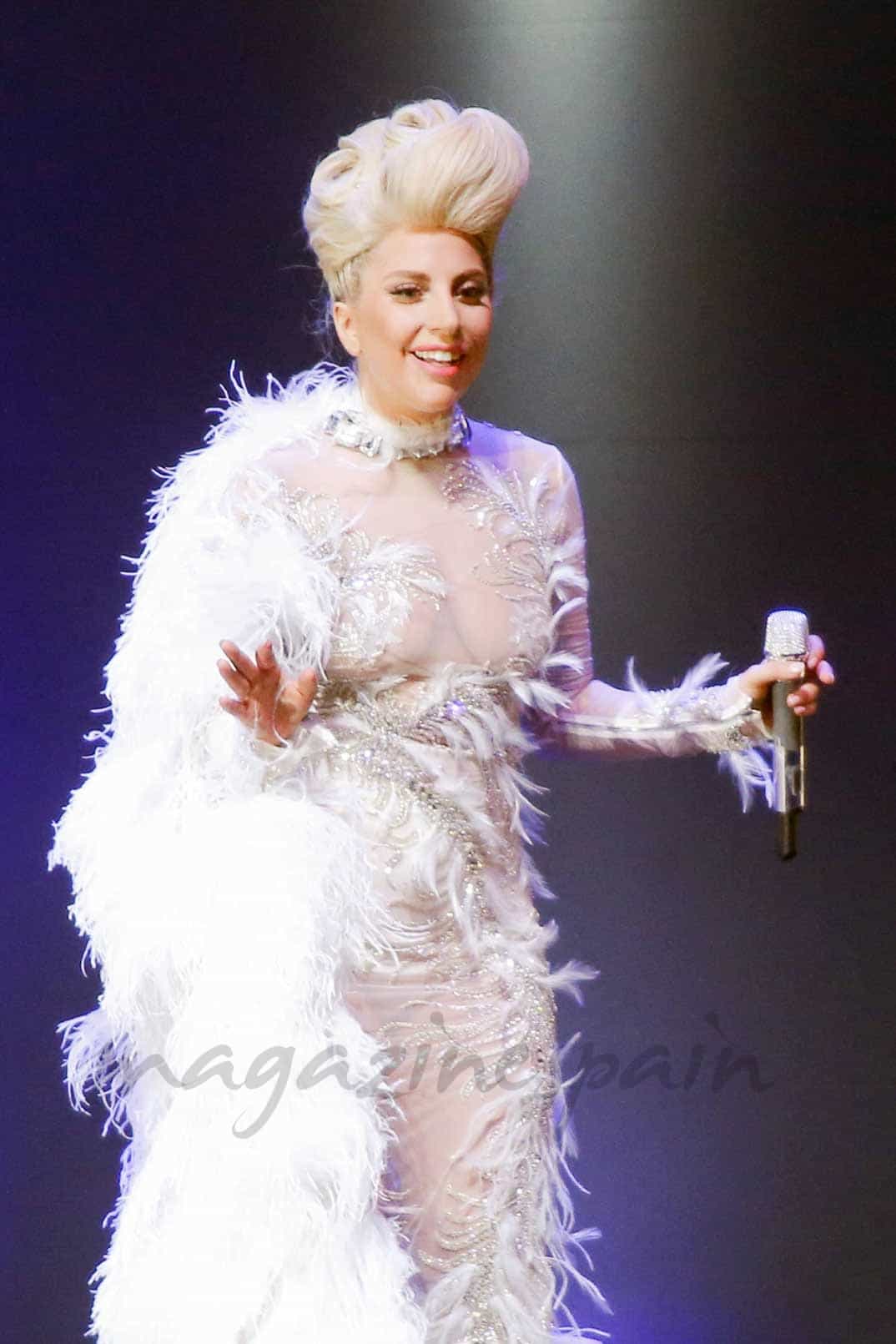 lady gaga en paris angel de victorias secret