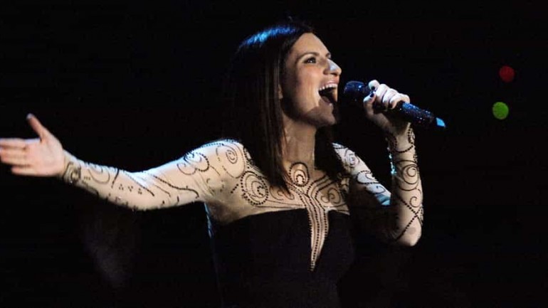 ¿Accidente o promoción?: Laura Pausini enseña…