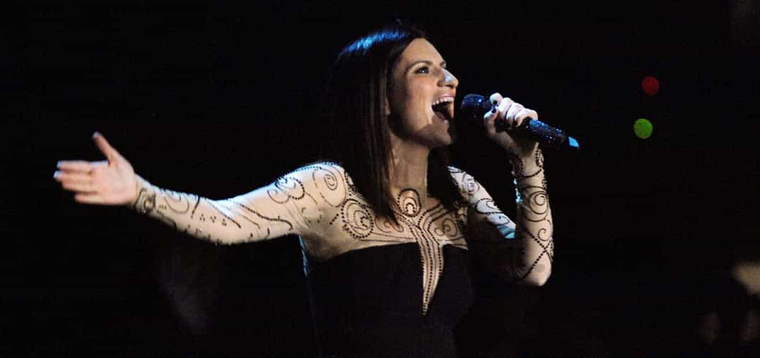 ¿Accidente o promoción?: Laura Pausini enseña…