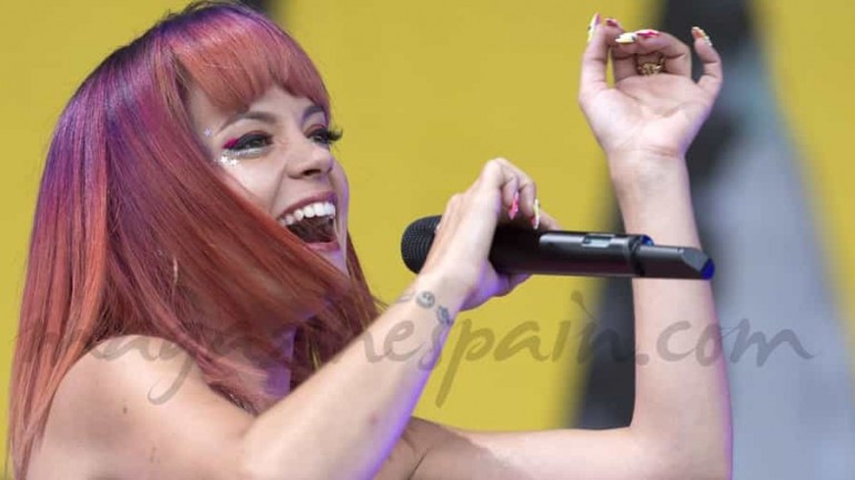 Lily Allen… The pink lady