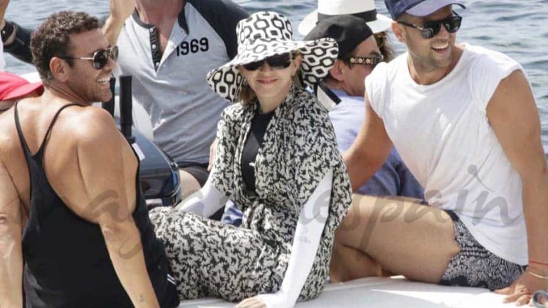 Madonna en bata por Ibiza