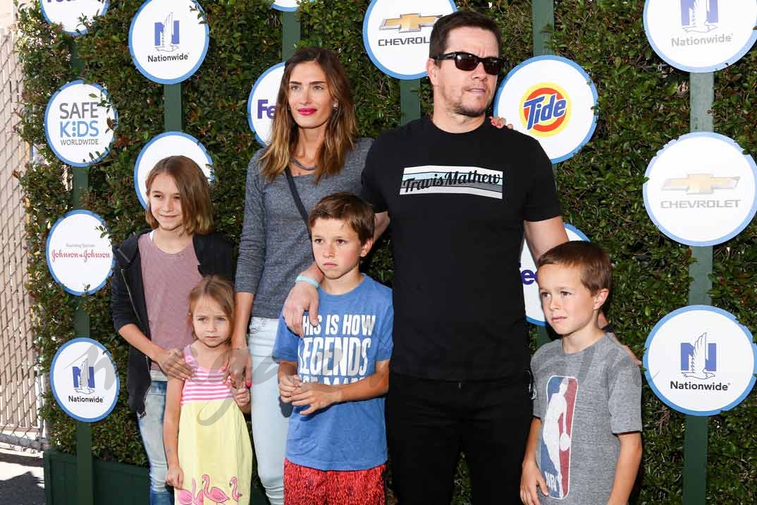 Mark Wahlberg con su mujer Rhea Durham y sus cuatro hijos, Ella Rae, Michael, Brandan Joseph, y Margaret Greacel