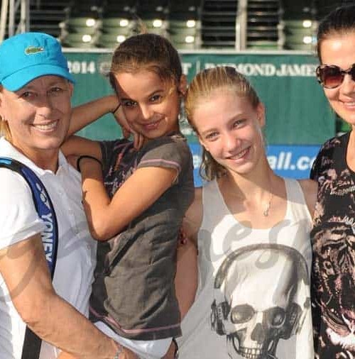 Martina Navratilova y Julia Lemigova con sus hijas