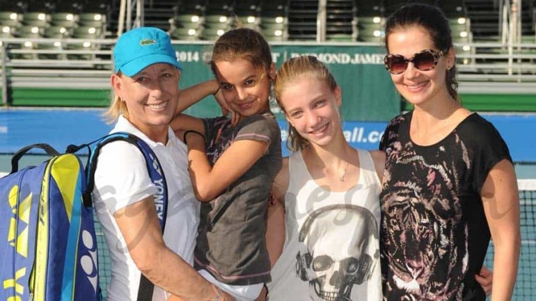 Martina Navratilova y Julia Lemigova con sus hijas