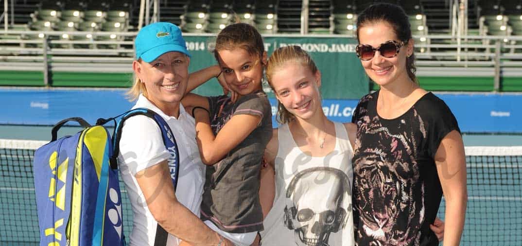 Martina Navratilova y Julia Lemigova con sus hijas