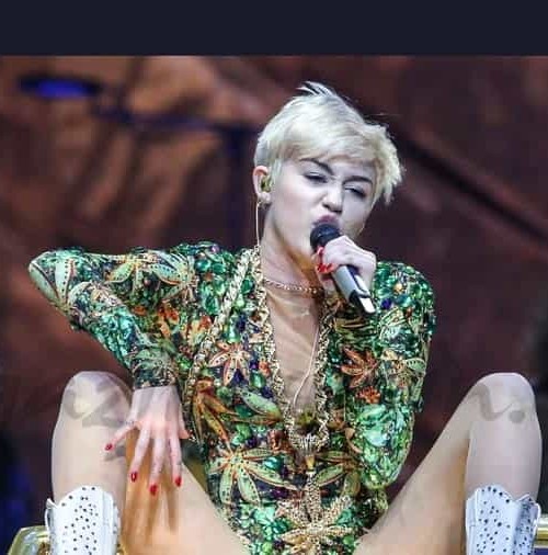 Miley Cyrus sobre una salchicha gigante