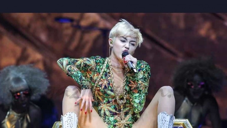 Miley Cyrus sobre una salchicha gigante