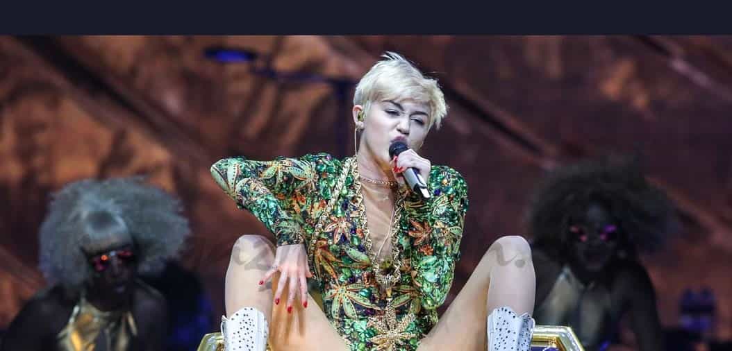 Miley Cyrus sobre una salchicha gigante