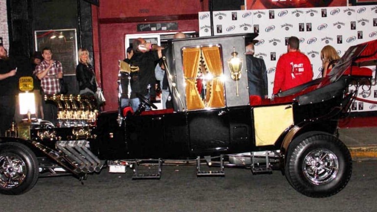 El tenebroso auto de la familia Monster