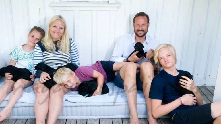 Los Principes de Noruega y sus 9 cachorros
