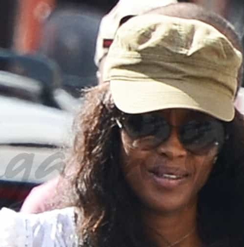 Naomi Campbell y sus llamativas zapatillas