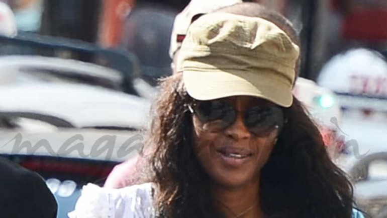 Naomi Campbell y sus llamativas zapatillas