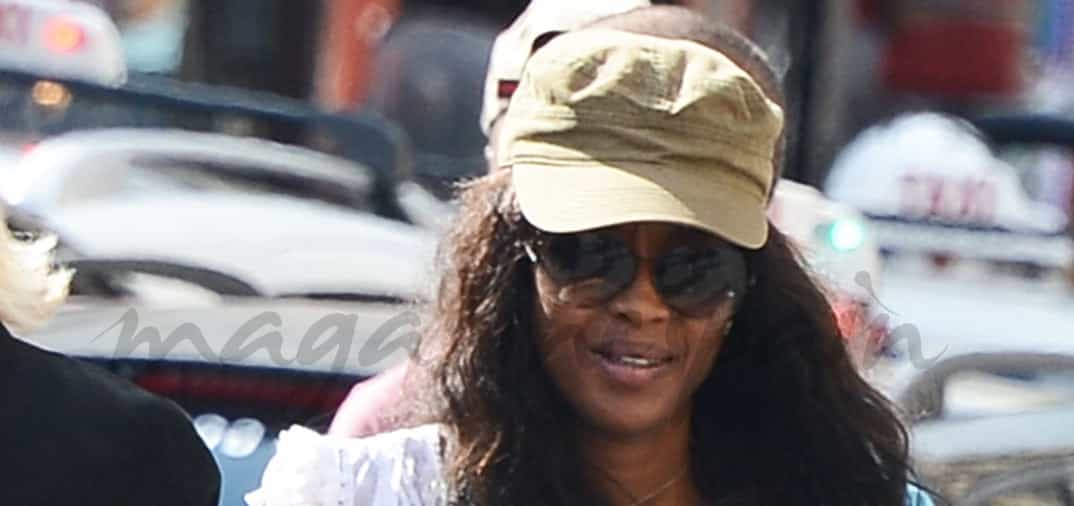 Naomi Campbell y sus llamativas zapatillas