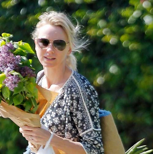 Naomi Watts feliz ama de casa