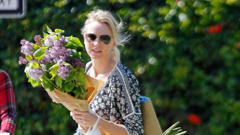 Naomi Watts feliz ama de casa