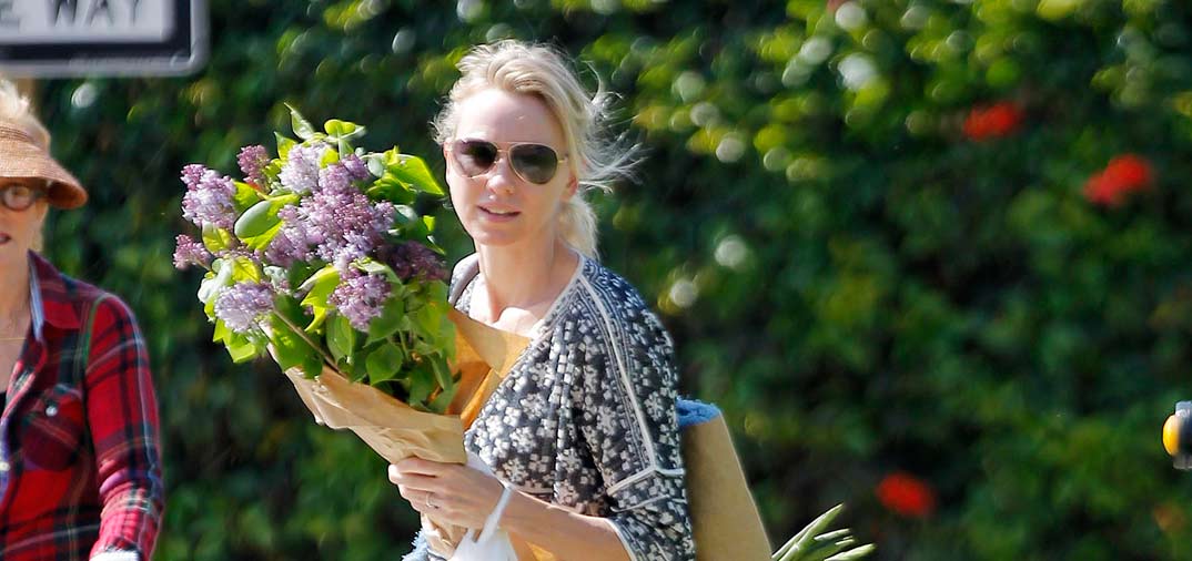 Naomi Watts feliz ama de casa