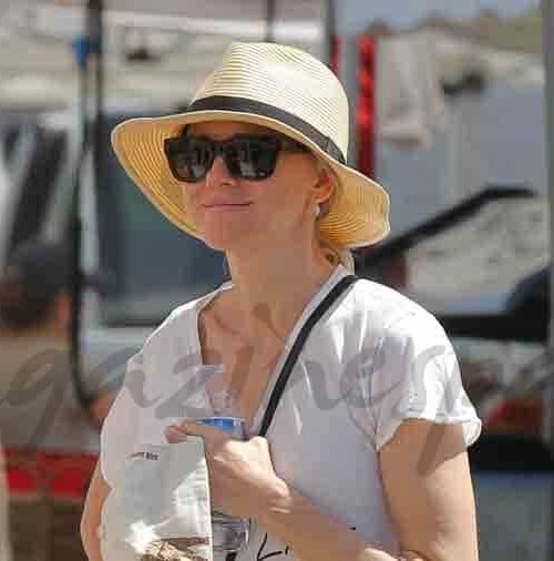 Naomi Watts en patinete