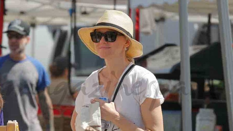 Naomi Watts en patinete