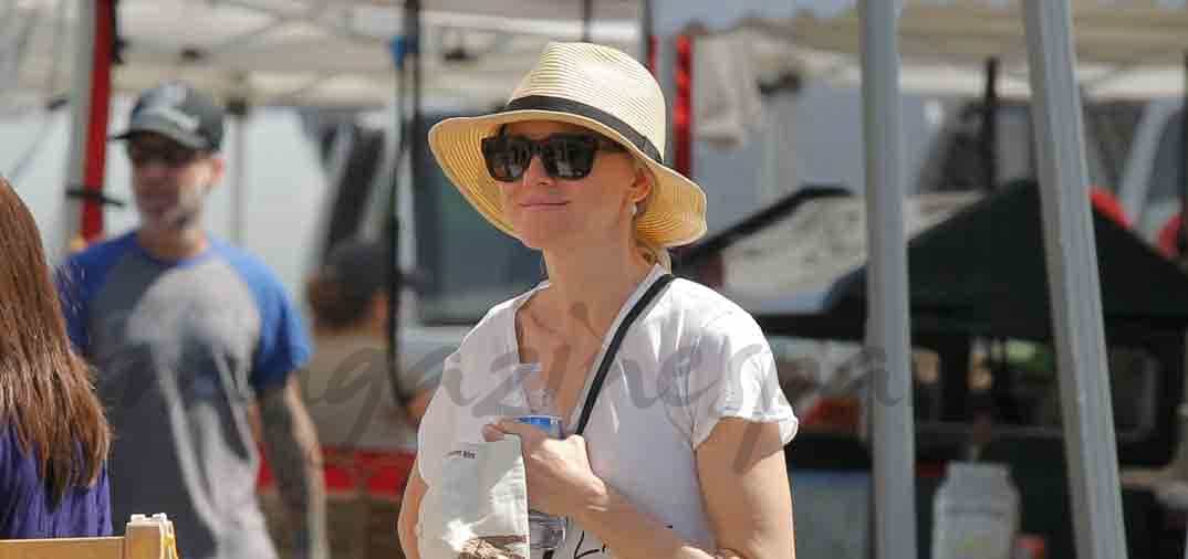 Naomi Watts en patinete