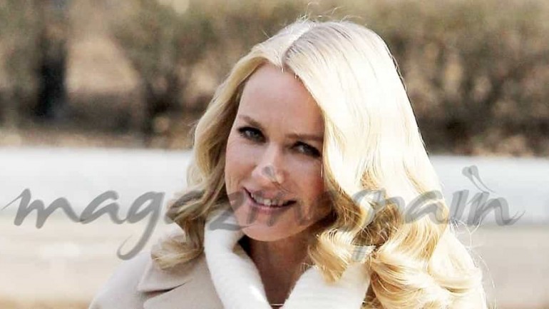 Naomi Watts sobre ruedas