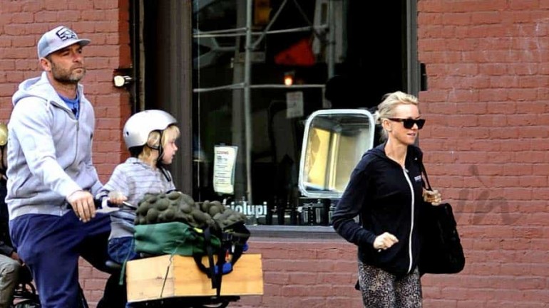 Naomi Watts hace jogging en familia
