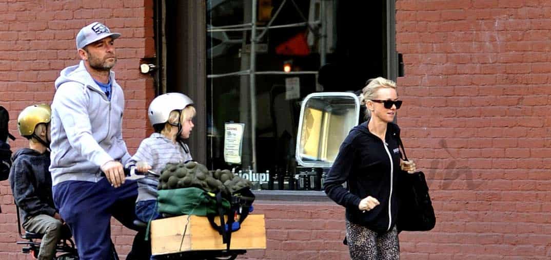 Naomi Watts hace jogging en familia